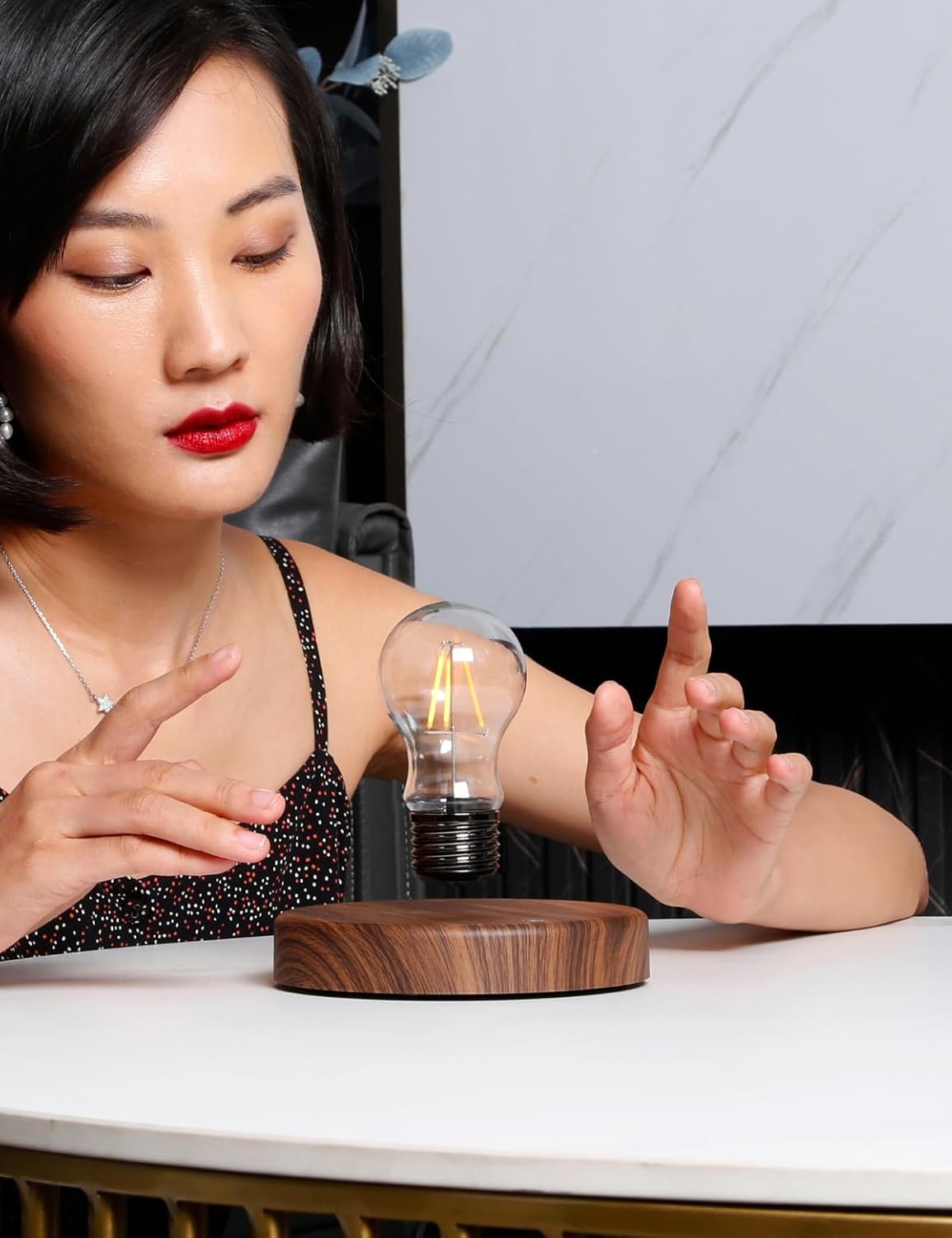 Levitating Bulb Lamp, Magnetic - Office Tech And Gadgets reseña y precio